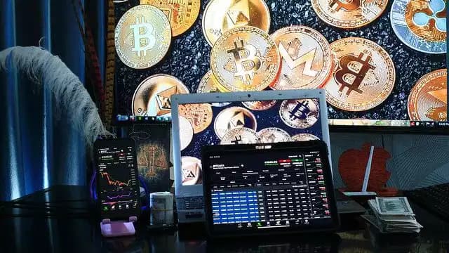 Licencias de operación para criptomonedas en las Islas Caimán, Lituania y Estonia